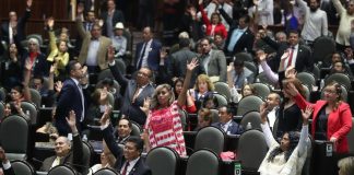 Morena pretende con “albazo” regular relección de legisladores
