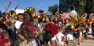 Encabeza Preparatoria 6 de la UABJO segundo Paseo Floral