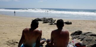 Por coronavirus, cierran playa nudista de Zipolite, Oaxaca