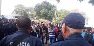 Policías de Salina Cruz amagan con paro de labores
