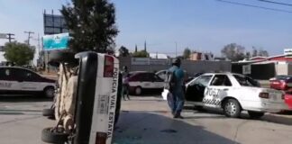 Encontronazo entre policías y taxistas foráneos; destrozan unidades