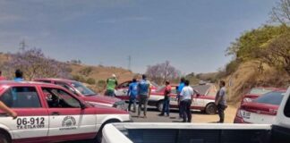 Por disputa de rutas, taxistas de Huitzo y Telixtlahuaca bloquean accesos a sus comunidades