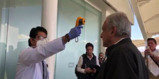 Al llegar a Oaxaca toman temperatura a López Obrador