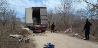 Asegura Policía Estatal a personas que saquearon tráiler de abarrotes