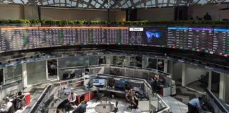 Bolsa mexicana cae más de 1% tras declive petrolero y recorte a nota soberana