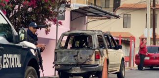 Incendian camioneta y dejan mensaje frente a reclusorio de Ixcotel