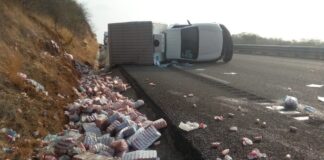 Vuelca camión de Yakult en el Istmo, reportan un lesionado