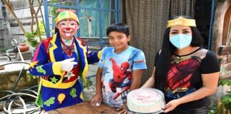 Edil de Pochutla no respeta sana distancia; aprovecha día del niño para salir a la calle