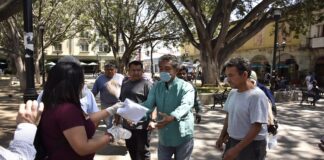 Brinda Ayuntamiento de Oaxaca insumos sanitarios a boleros para hacer frente al COVID-19