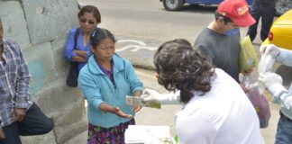 Entrega Ayuntamiento de Oaxaca cubrebocas y gel antibacterial