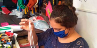Diseñadora oaxaqueña suma talento para la confección de insumos médicos