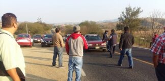 Taxistas bloquean cruceros de Oaxaca por competencia desleal