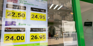 Pese a subasta del BdeM, peso cae al cierre a 24.41 por dólar