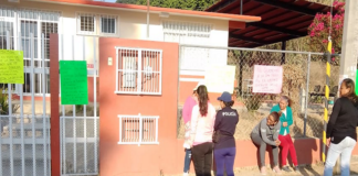 Protestan pobladores de Yahuiche por posible regreso de directora
