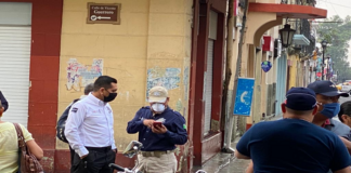 Desinfectan zócalo de Oaxaca por COVID-19