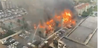 Fuerte incendio consume edificio en Isla del Padre, Texas