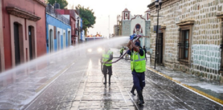 Continúa sanitización de calles en centro histórico de Oaxaca