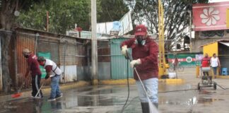 En equipo con locatarios, desinfecta Ayuntamiento el estacionamiento del Mercado de Abasto