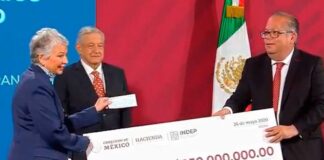 Buscan condecorar a más de 8 mil médicos, enfermeras…