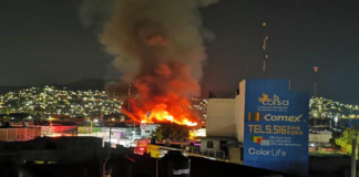 Se incendian locales e en la Central de Abasto