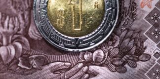 Peso se acerca a línea de los 21 por dólar ante nuevas fricciones de EU y China