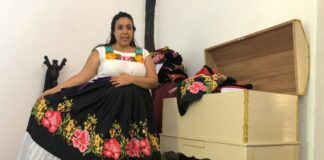 Transmiten “saberes” de trajes típicos en Oaxaca