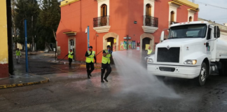 Sanitizan calles de Tlacolula para evitar contagios por COVID-19
