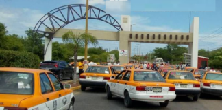 Taxistas bloquean accesos a Ciudad Ixtepec