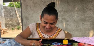 Pandemia no detiene elaboración de trajes regionales en Oaxaca