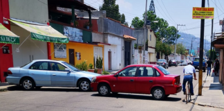 Vecinos cierran calle en el centro de la ciudad para realizar velorio