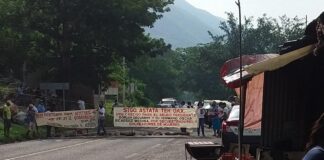 Revive conflicto en Astata, con bloqueo, pobladores exigen renuncia del edil