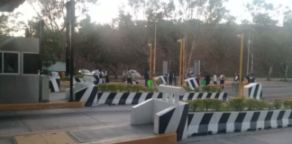 Choferes de transporte turístico toman caseta de Huitzo para pedir apoyo