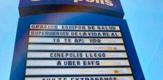 Cines cambian carteleras por mensajes para médicos en NL