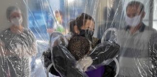 Crean ‘cortina de abrazos’ para estrechar a los seres queridos