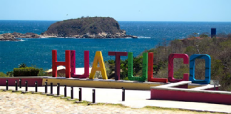En pico de pandemia, reabren playas al turismo en Huatulco