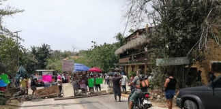 Habitantes de Mazunte bloquean carretera para denunciar anomalías en filtro sanitario