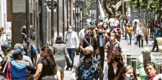 Sin sana distancia la pandemia se acelera; la mitad del país pasa a semáforo naranja