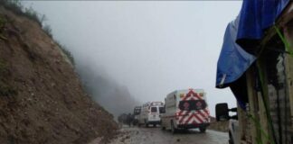 Rescatan a dos jóvenes atrapados bajo rocas tras sismo en Oaxaca