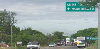 Con bloqueo, pobladores de Xadani exigen renuncia del edil