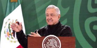 En Oaxaca, ningún camino se quedará sin pavimentar: AMLO