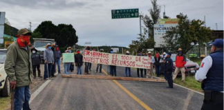 Con bloqueo, pobladores de Teposcolula exigen entrega de recursos