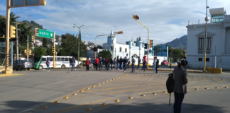 Normalistas bloquean Fuente de las 8 regiones
