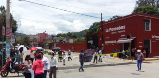 Vecinos de la Colonia del Maestro instalan bloqueo por apertura de funeraria