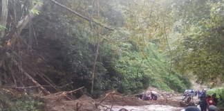 Lluvias dejan derrumbe en la carretera a Teotitlán