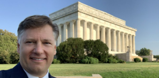 Embajador de EEUU invita a votar por la tlayuda oaxaqueña