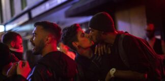 Noche de fiesta “fuera de control” en Inglaterra al reabrir los pubs