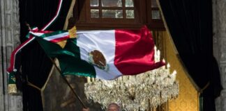 AMLO dice que sí habrá grito de Independencia y desfile pese a COVID-19