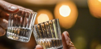 El MEZCAL es declarado como el alcohol más perfecto del MUNDO; acá las razones