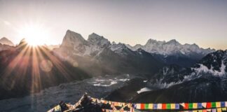 Nepal reanuda actividades; reabren acceso a Everest pese a Covid