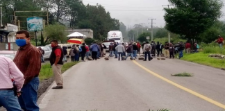 Con bloqueo, pobladores de Yucudaa exigen entrega de recursos